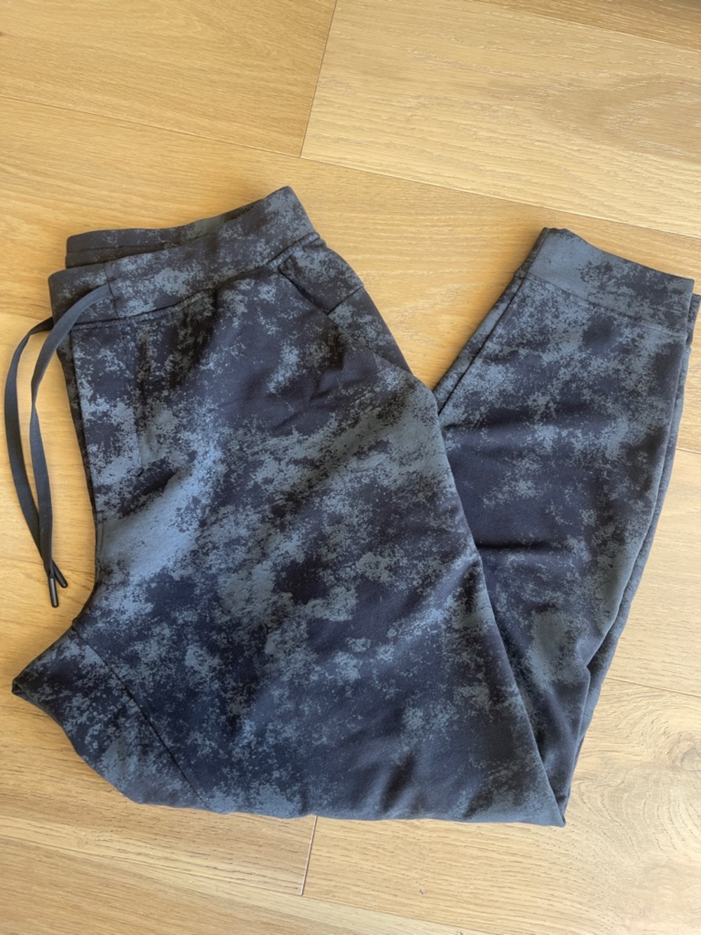 lululemon athletica Black and Charcoal Marble-Print Joggers (L)